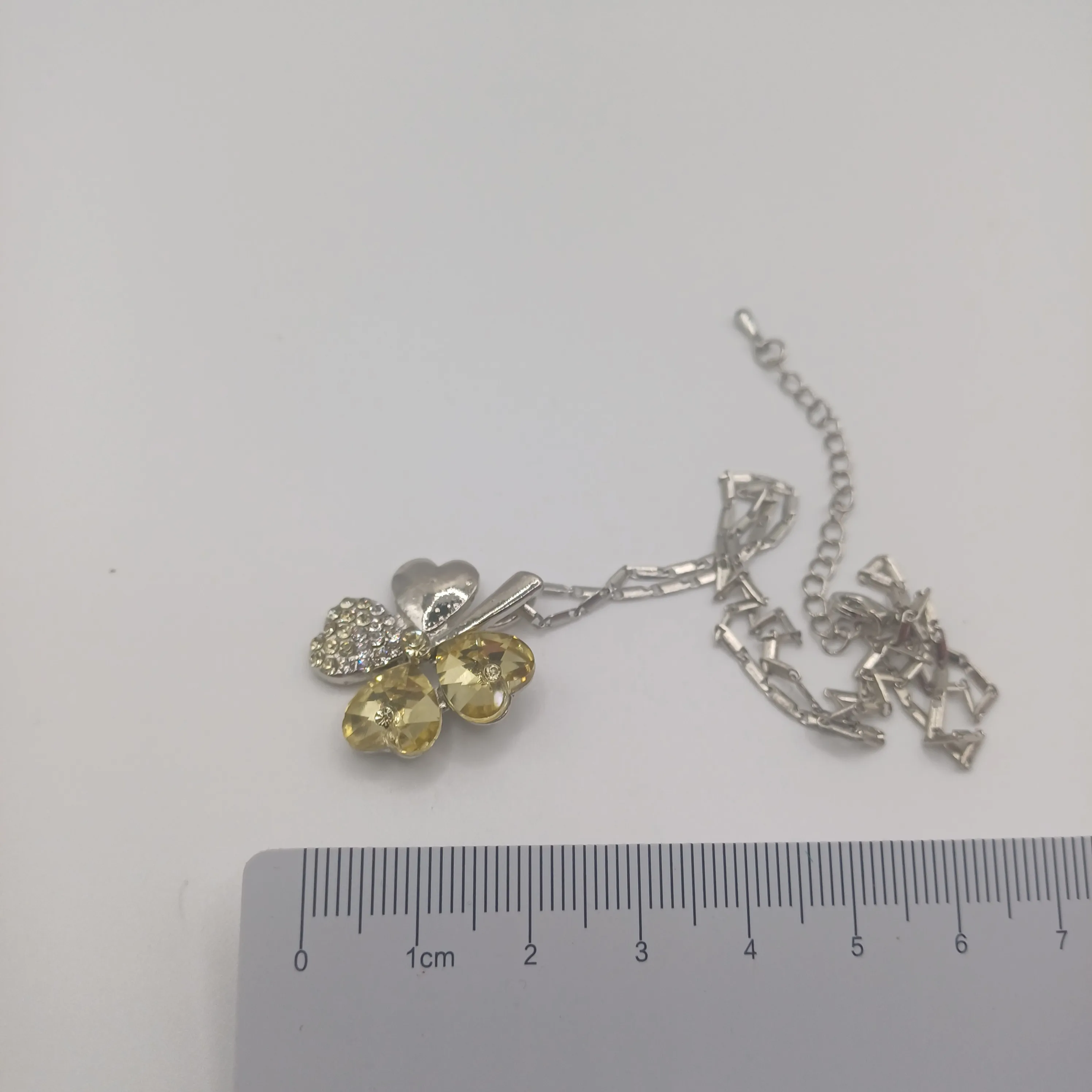 Pendentif fantaisie trèfle jaune clair
