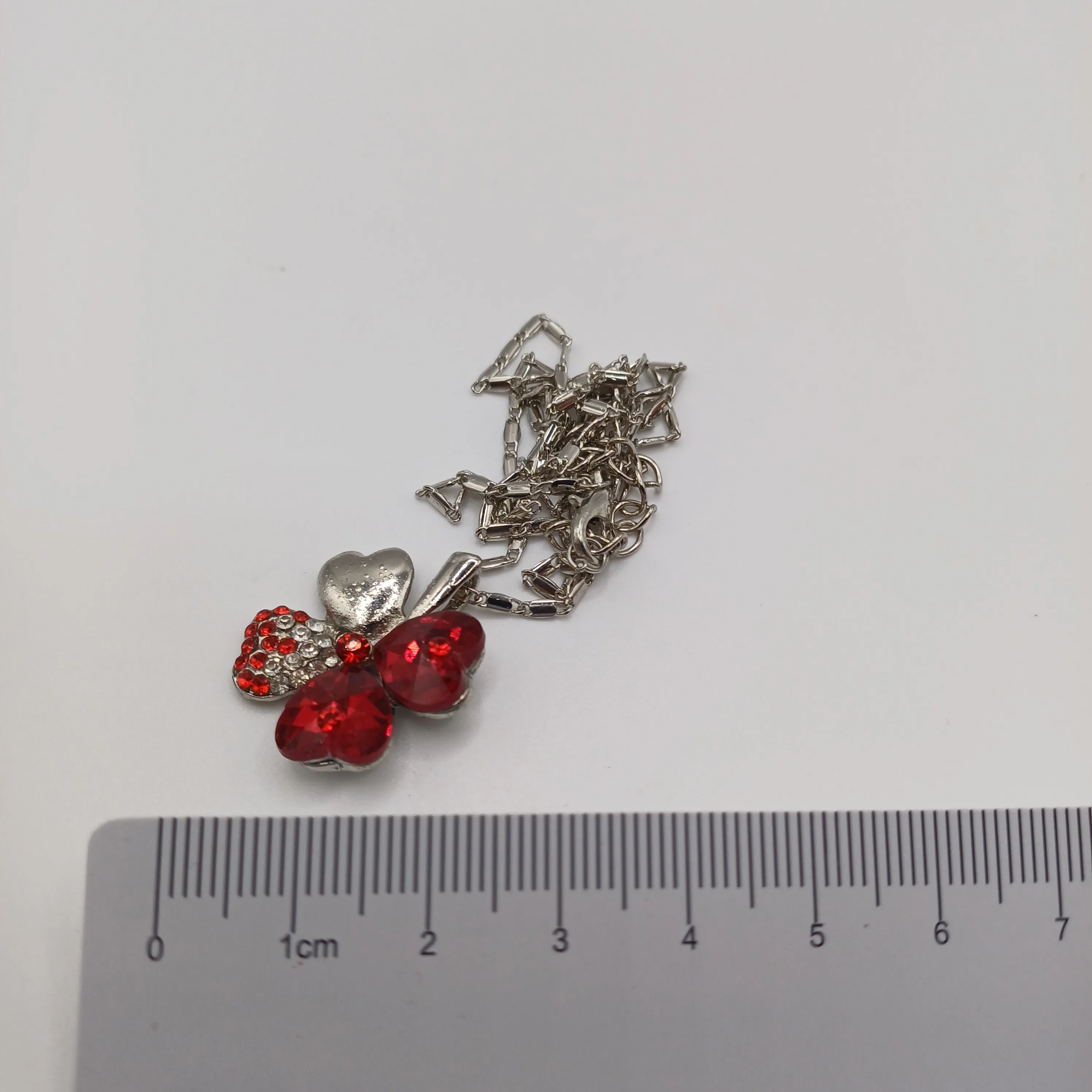 Pendentif fantaisie trèfle rouge