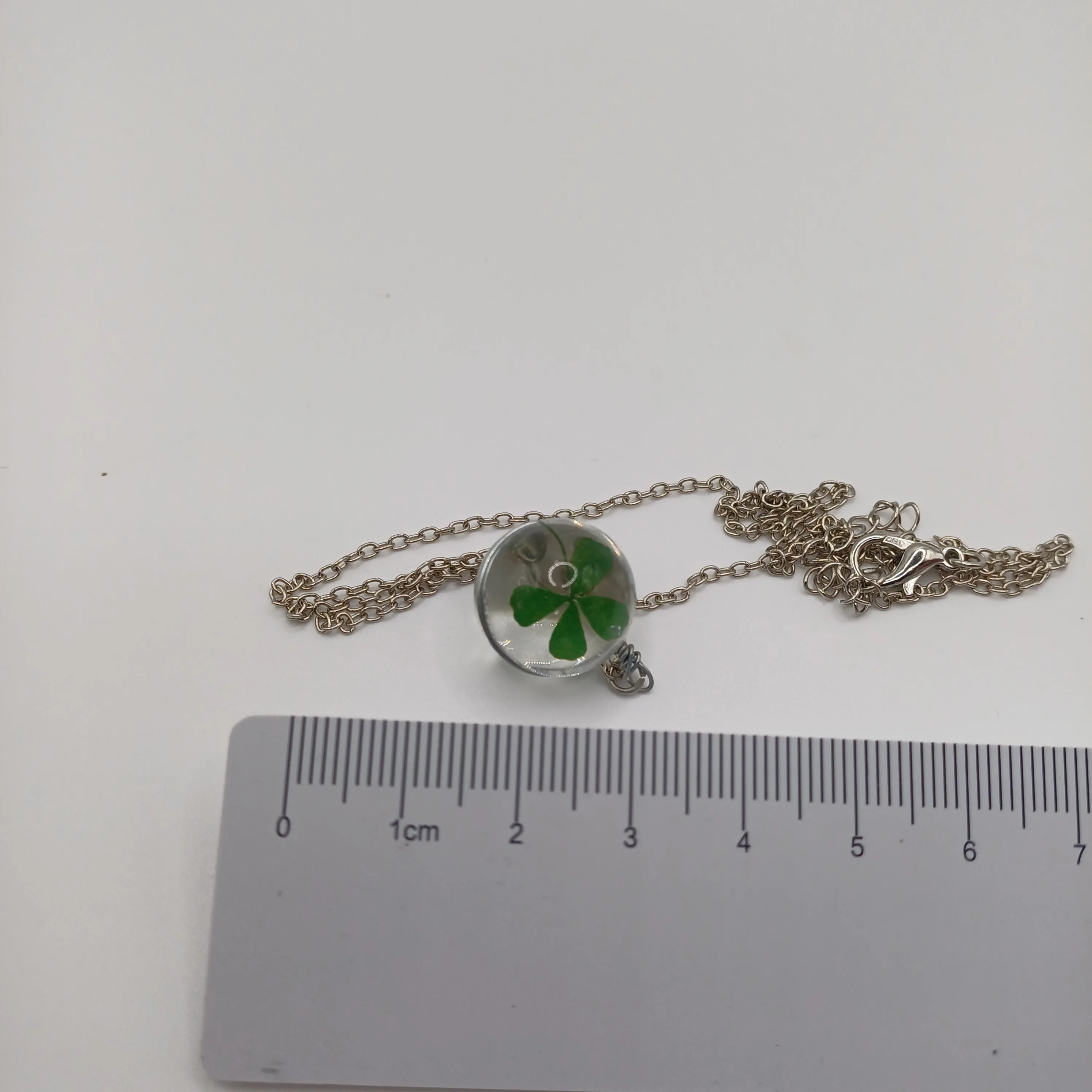 Pendentif boule avec trèfle