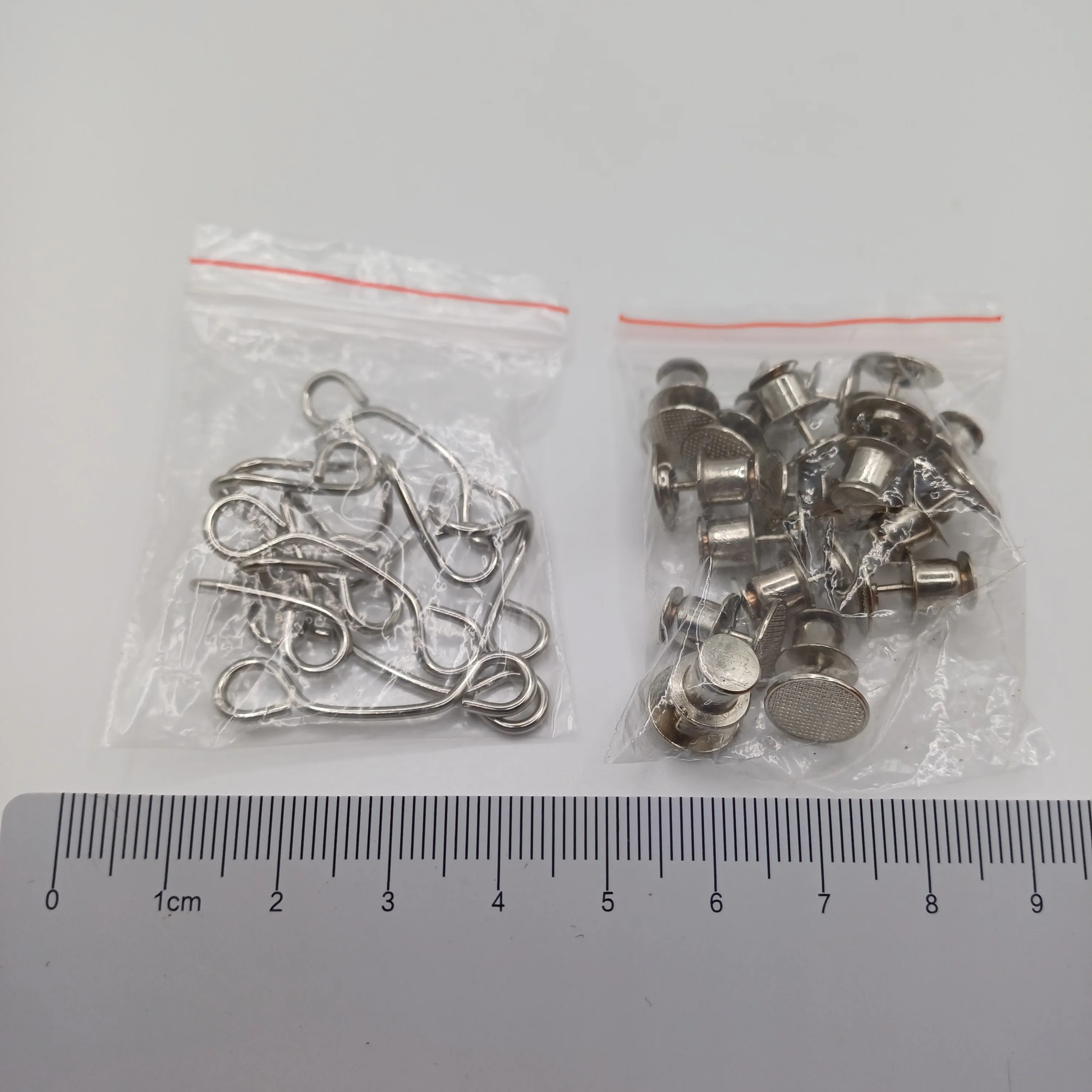Lot de 4 boutons + crochets